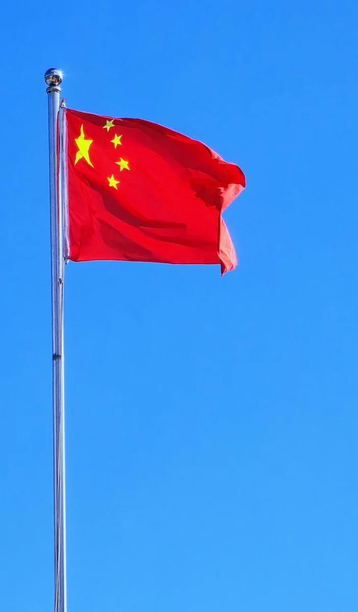 同一场景的两种取景方式，示意四组专题的题材反差取向